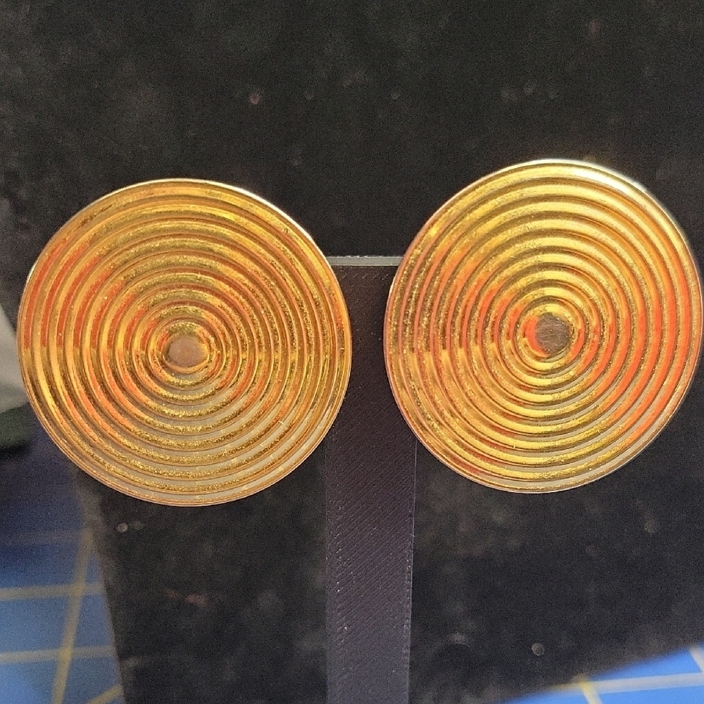 1980s Vintage Gold Tone Circular Clip On Earrings
